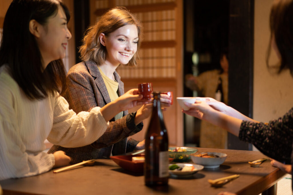 日本酒を楽しむ様子